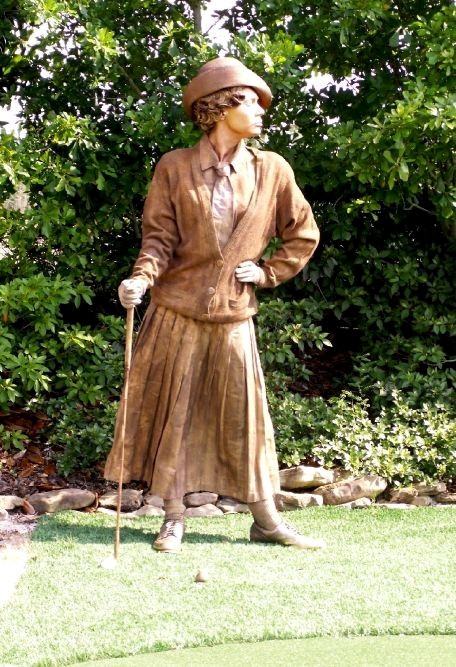 Jazz Age Golf-Themed Living Statues 