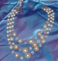 faux pearl and gold-tone filligree vintage necklace